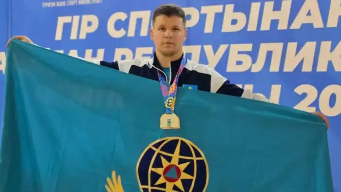 Успехи карагандинского спасателя подчеркивают важность командной поддержки в спорте и достижения в гиревом спорте в Казахстане