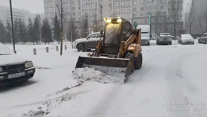 Более 3 000 дорожных рабочих и свыше 1 700 единиц спецтехники задействовано в снегоуборочных работах в Астане (10)