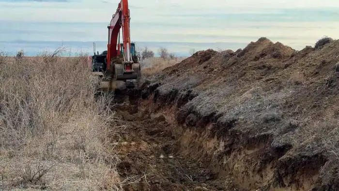 Работы по восстановлению канала для обеспечения водой домашних хозяйств Таласского района ведутся в Жамбылской области (2)