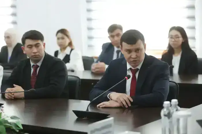 Конституционные реформы и роль молодежи: встреча акима области в Меркенском районе (8)