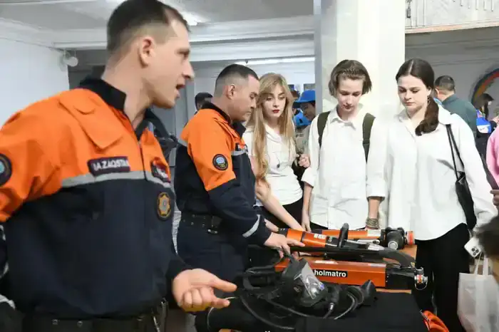 Столичные спасатели рассказали школьникам о своей службе (2)