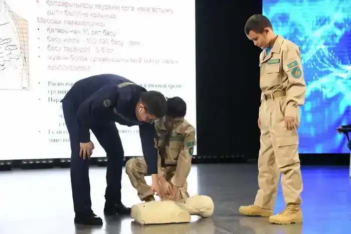 Столичные спасатели рассказали школьникам о своей службе (3)