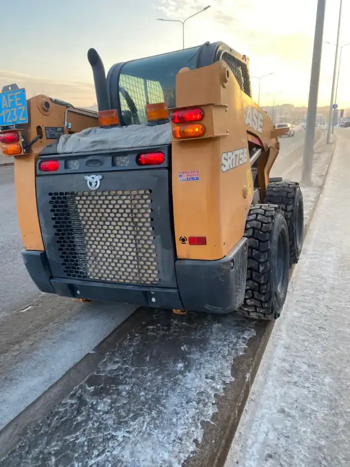 Зимний фронт: более тысячи единиц спецтехники борются с снежной стихией в Астане