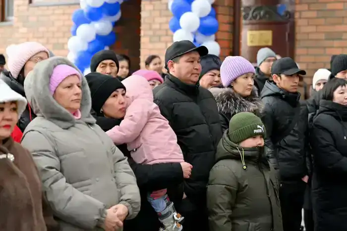 В Семее около 30 семьям вручили ключи от квартир (8)