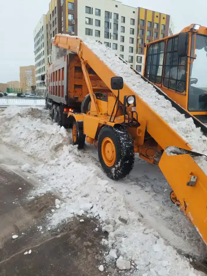 Тысячи дорожных рабочих вышли на уборку снега в Астане (3)