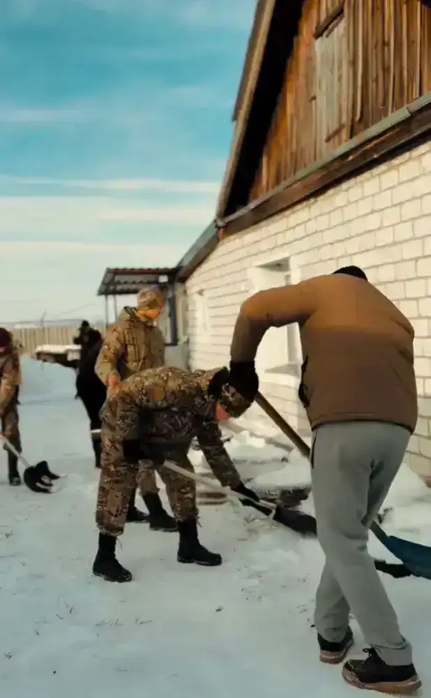 Лисаковск: Студенческий снегопад помощи для пенсионеров