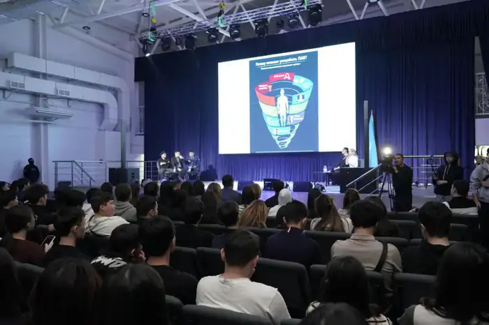 «Закон и порядок»: звезды команды КВН «Астана» рассказали студентам о вреде наркотиков (7)