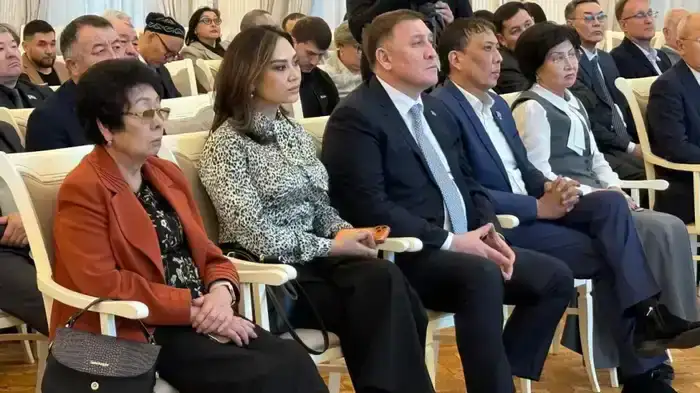 Обсуждение проекта новой Конституции Казахстана с участием общественности и политических партий в Караганде