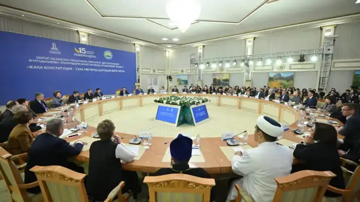 Председатель Сената Парламента Маулен Ашимбаев на встречах с жителями ВКО разъяснил значение новой Конституции (3)