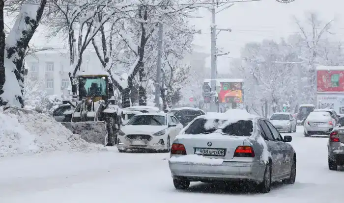 Ербол Карашукеев проинспектировал ход работ по очистке улиц Тараза от снега (6)