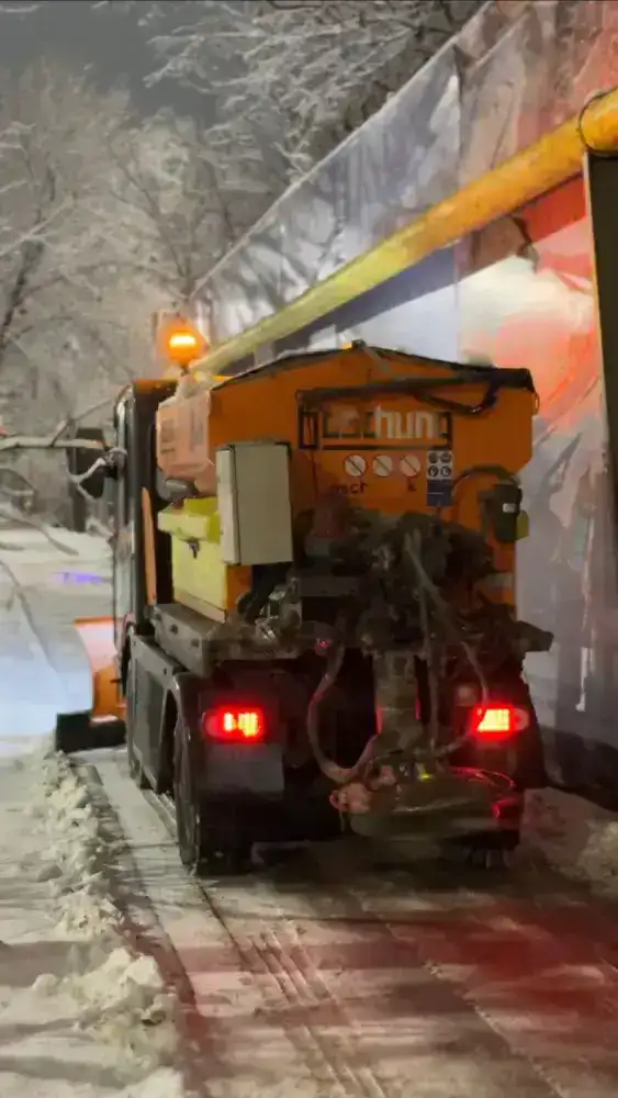 В Алматы продолжается уборка снега: более 2 тыс. рабочих и 1,3 тыс. единиц спецтехники на линии