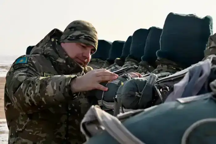 Первые прыжки выполнены: 196 солдат срочной службы десантировались с парашютом (5)