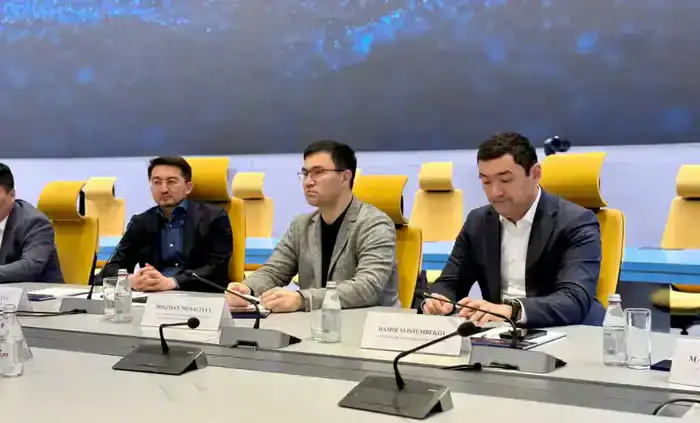 Заместитель Премьер-Министра - Министр искусственного интеллекта и цифрового развития Жаслан Мадиев проверил готовность систем Starlink к работе в Казахстане (4)