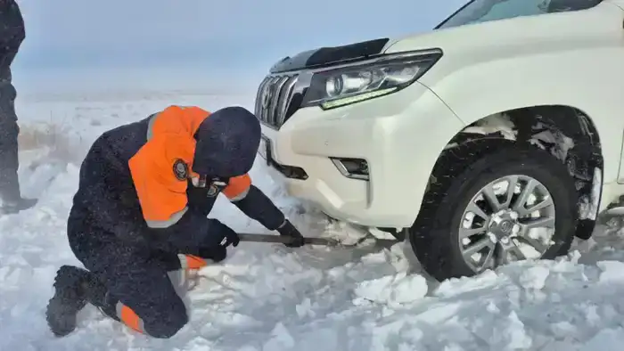 Спасатели МЧС Казахстана за прошедшие выходные из снежных заносов спасли и эвакуировали 126 человек (5)