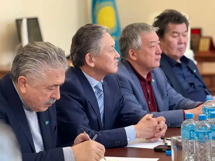 Перо и Конституция: писатели Казахстана на передовой демократических перемен Шымкенте