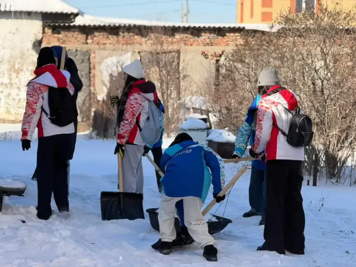 В рамках экоакции «Таза Қазақстан» волонтёры очистили дворы пожилых жителей столицы от снега (5)