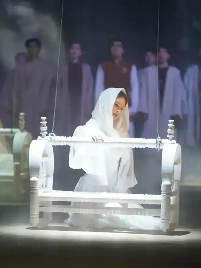 В Туркестанском музыкально-драматическом театре состоялась премьера спектакля "Пейіш", исследующего темы милосердия и веры.