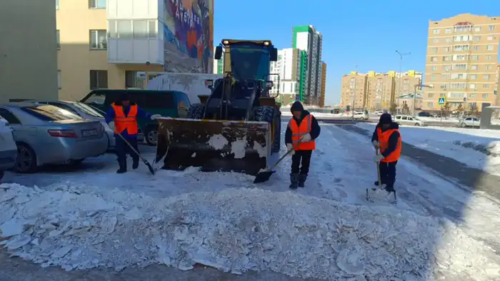 Более 3 100 дорожных рабочих задействовано в снегоуборочных работах в Астане (6)