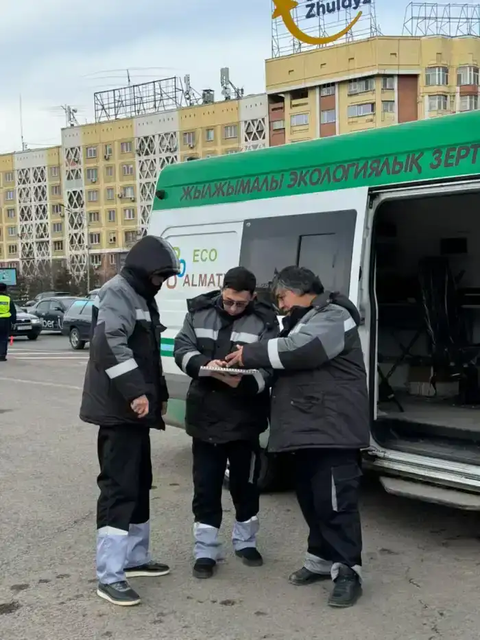 Проверка автотранспорта в Алматы: 22 из 50 автомобилей с превышением эконорм