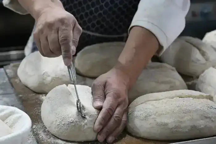 Бизнес с пылу-жару: в Жетісу молодой предприниматель наладил производство ремесленного хлеба (5)