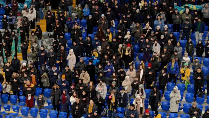 Масштабную патриотическую акцию в поддержку конституционных реформ провели во время футбольного матча в Астане (4)