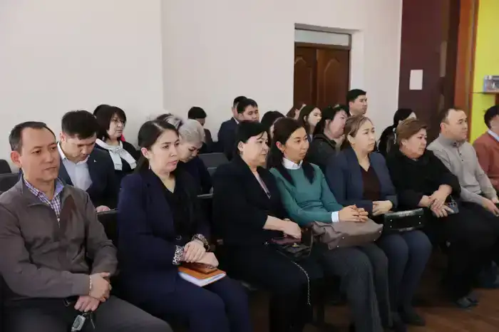 Аким Жамбылской области обсуждает с преподавателями университета значимость новой Конституции для развития образования и науки