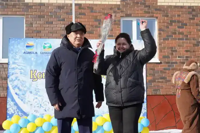 Ключи от новых квартир вручили жителям г. Макинска (8)