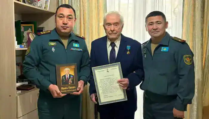 Поздравление ветерана войны Ивана Гапича с 103-летием от Департамента по делам обороны ЗКО и Министра обороны РК