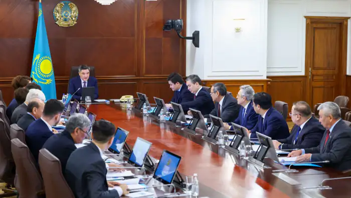 Премьер-министр Олжас Бектенов представил проект новой Конституции Казахстана, подчеркивая его ориентированность на будущее и закрепление новых приоритетов развития страны.