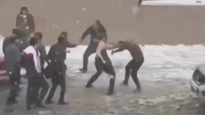 В Шымкенте дорожный конфликт между водителями перерос в массовую драку, в результате которой полиция возбудила уголовное дело.