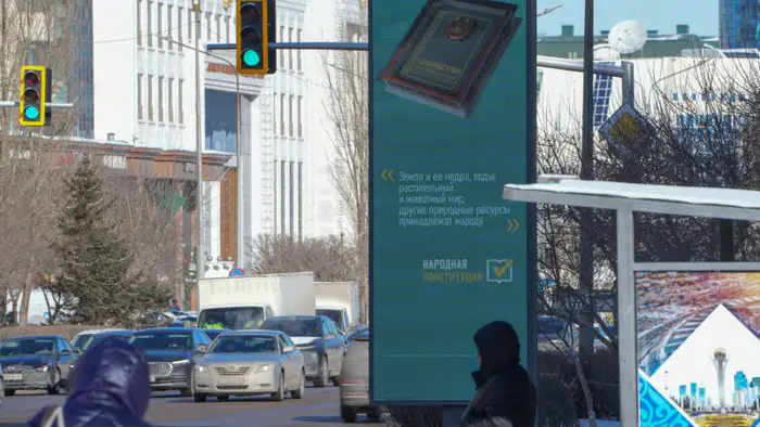 Генеральная прокуратура разъяснила порядок проведения опроса общественного мнения по республиканскому референдуму после штрафа, наложенного на двух казахстанцев.