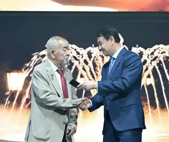 Аким Алматы поздравил Журсина Ермана с 75-летием и вручил почётное звание