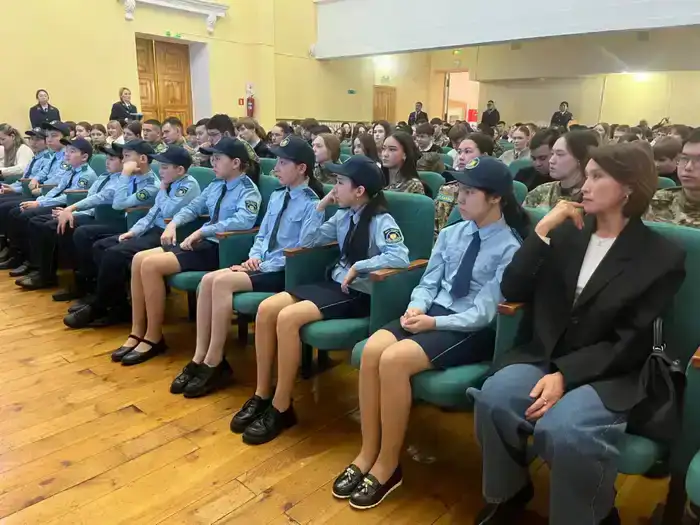 В городе Алтай прошла необычная встреча школьников и студентов с работниками полиции (6)