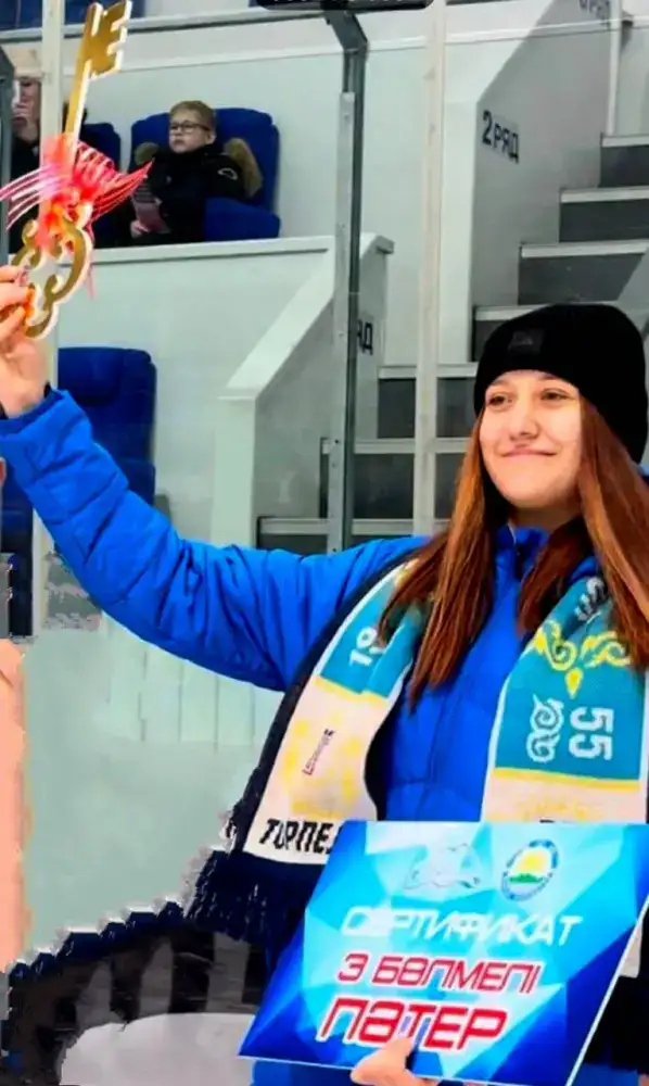 Чемпионке XXV летних Сурдлимпийских игр Фаине Мейрмановой аким ВКО вручил сертификат от квартиры (3)