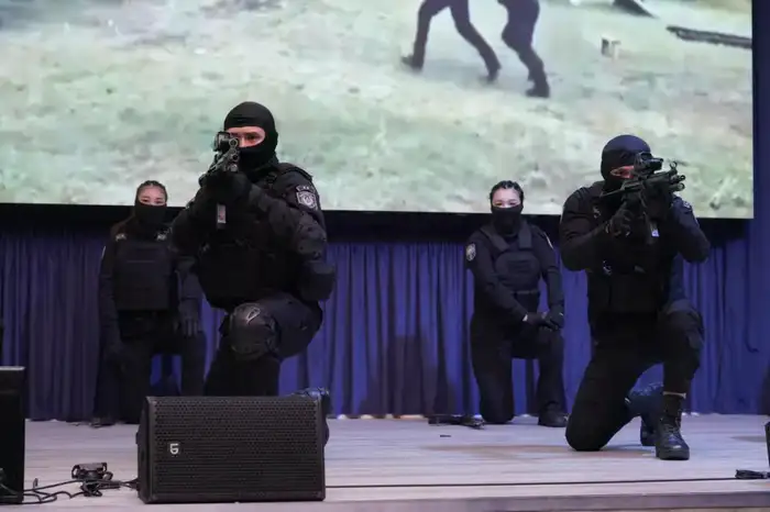 «Закон и порядок»: звезды команды КВН «Астана» рассказали студентам о вреде наркотиков (2)