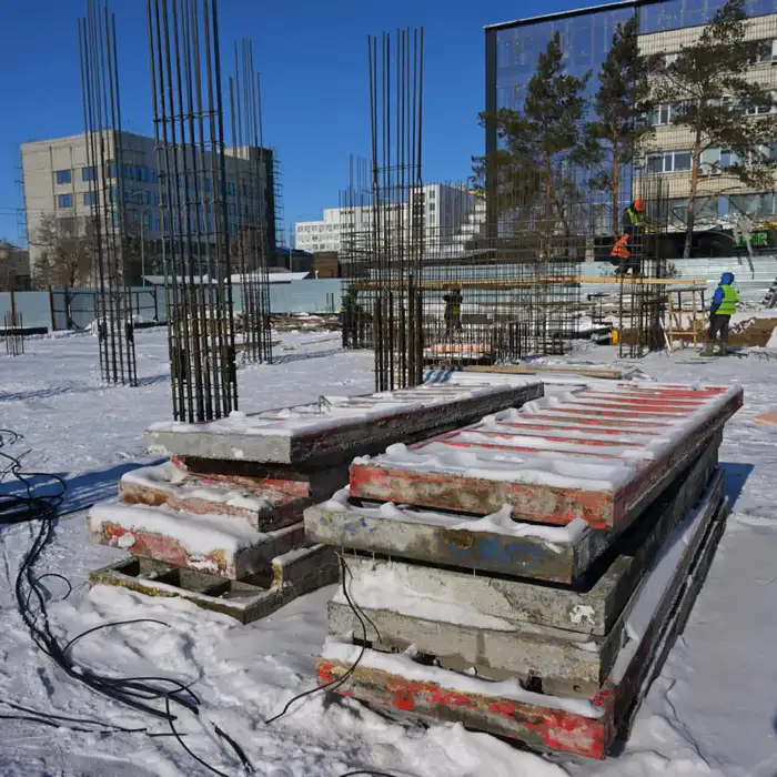 Аким области Асаин Байханов в рамках рабочей поездки посетил ряд инвестиционных объектов региона, ознакомился с ходом строительства гостиницы «Novotel», а также побывал на предприятиях центральной промышленной зоны областного центра (5)