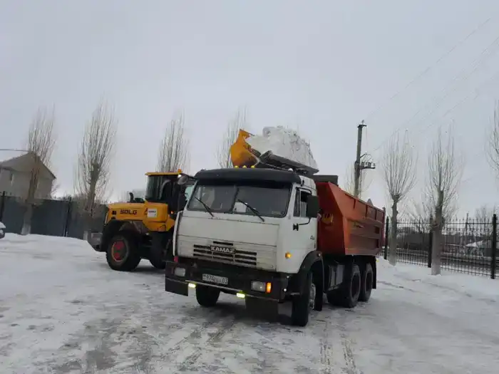 Коммунальные службы Астаны продолжают борьбу со снегом, обеспечивая безопасность на дорогах