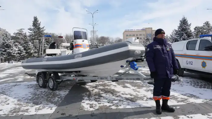 Глава МЧС вручил спасателям Жетісу современную технику (2)
