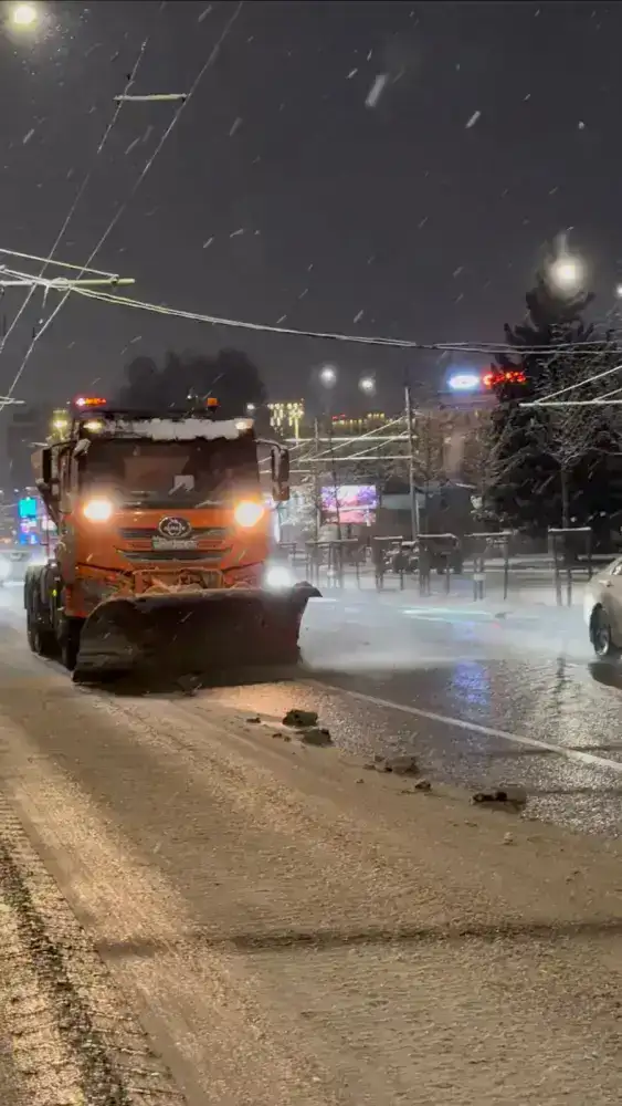 Более 2 тыс. рабочих и 1,3 тыс. единиц спецтехники задействованы в уборке снега в Алматы (2)