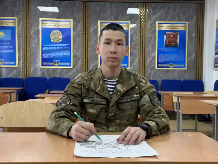 Матрос морской пехоты из Актау создает картины о героях Казахстана, совмещая службу с искусством