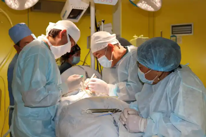 В Алматы успешно проведена операция по тотальной замене тазобедренного сустава у несовершеннолетней пациентки