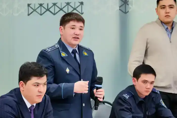 Как не стать жертвами мошенников: разъяснительное мероприятие для пенсионеров организовали в Астане (9)