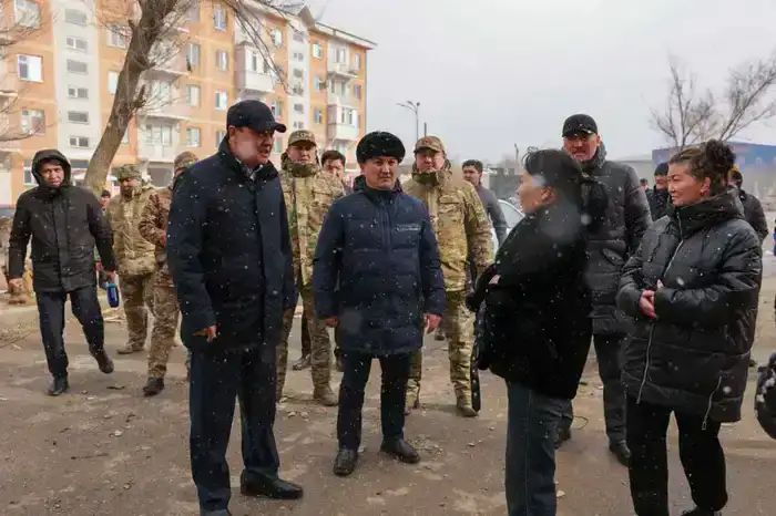 В Жанатасе начинается восстановление после сильного ветра: Ербол Қарашөкеев осматривает пострадавшие объекты