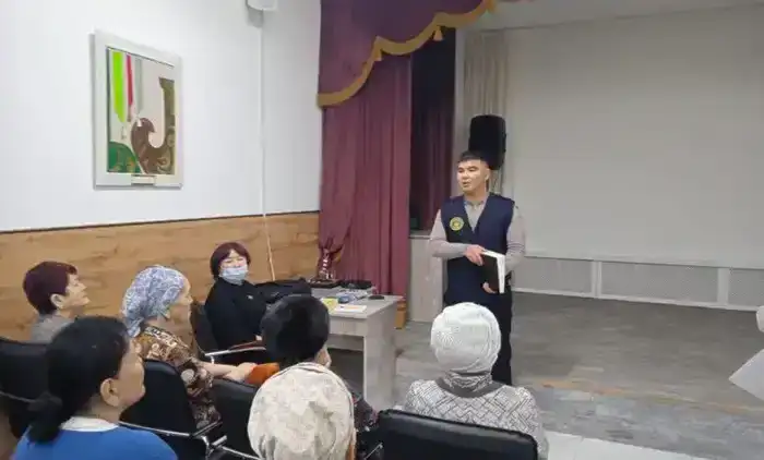 Лекция о кибермошенничестве для пожилых жителей в Центре активного долголетия Нура