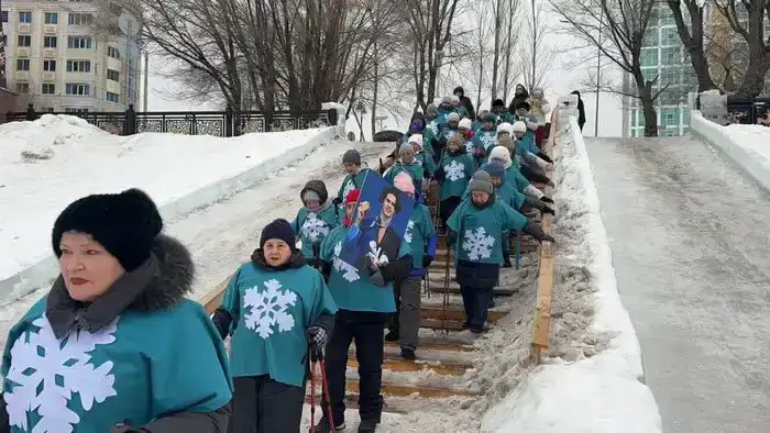 «Снежинка»: в Астане для пенсионеров провели открытый урок по скандинавской ходьбе (5)