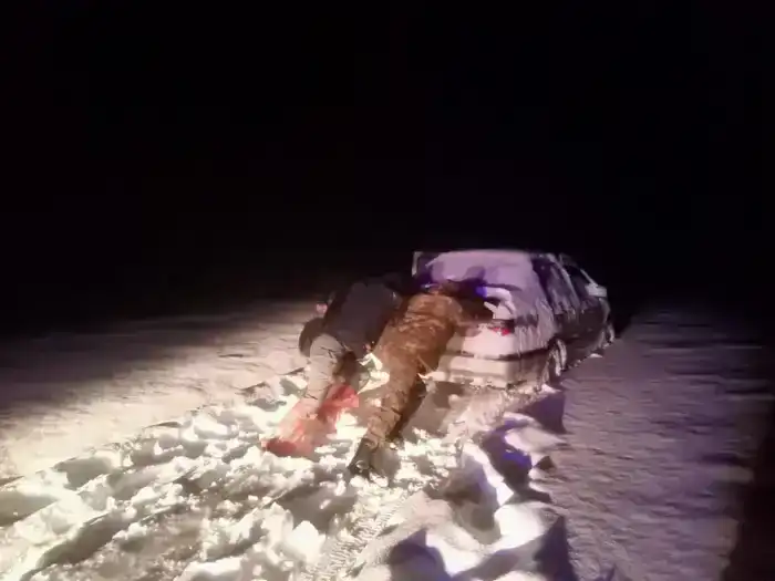 Спасатели МЧС эвакуировали 145 человек из снежных заносов за последние десять дней