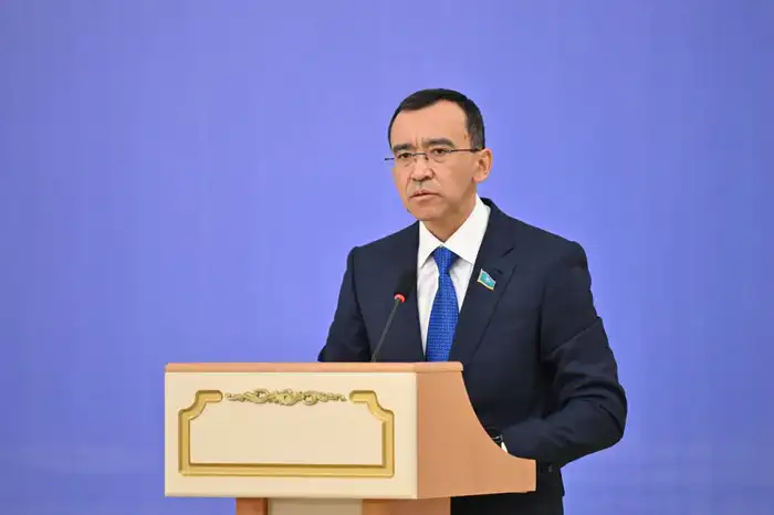 Разъяснение новой Конституции Казахстана Мауленом Ашимбаевым на встречах с жителями ВКО