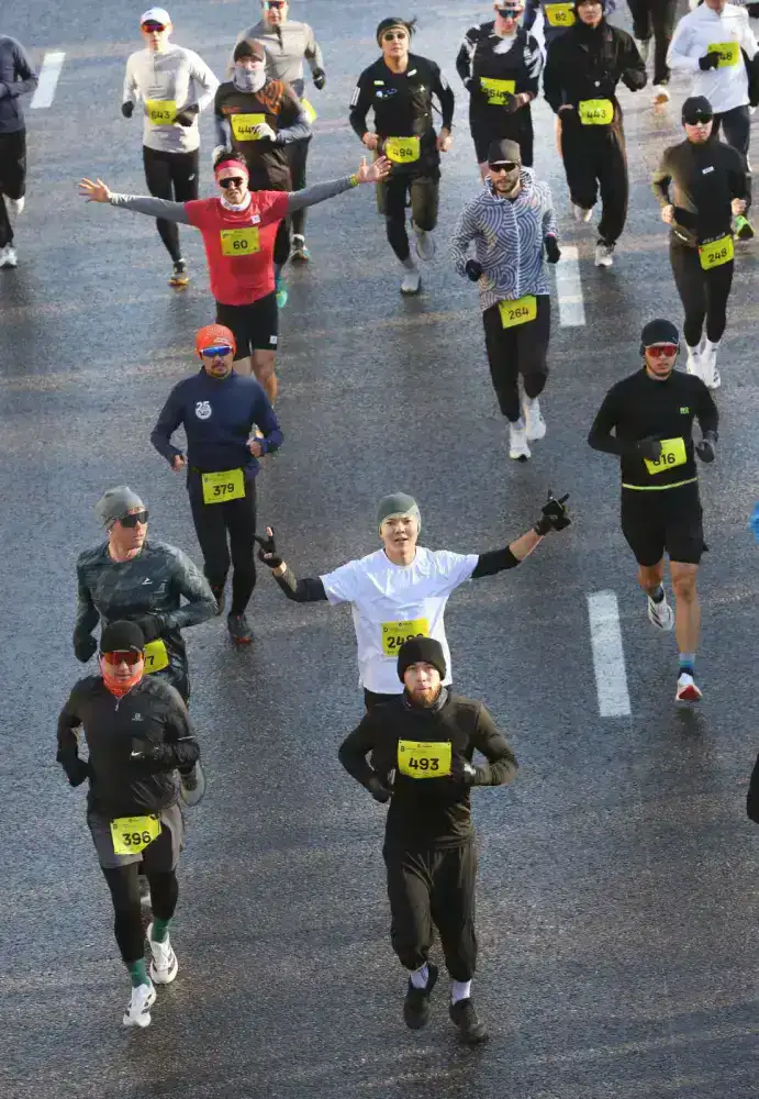 Зимний забег в Алматы: 2500 участников из 22 стран открыли беговой сезон