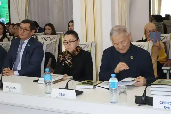 В Национальной академической библиотеке презентованы новые книги Жолтая Әлмашұлы (2)