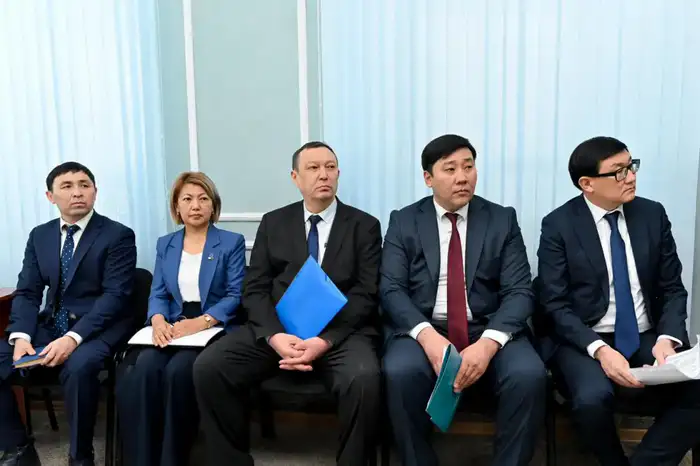 Аким области провел прием граждан по личным вопросам (5)